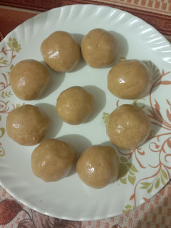 शेंगदाण्याचे लाडू (shengdaneche ladoo recipe in marathi) रेसिपी चे मुख्य फोटो