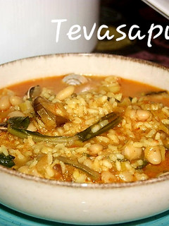 Una foto de Arroz con alubias y acelgas (Arròs amb bledes)