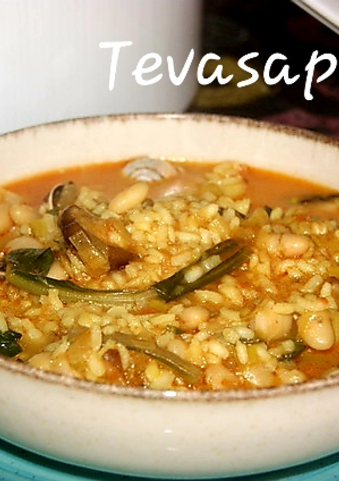 Una foto de Arroz con alubias y acelgas (Arròs amb bledes)
