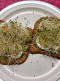 Avocado toast con huevo duro