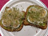 Avocado toast con huevo duro