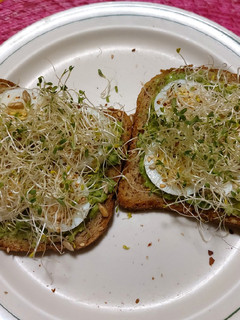 Una foto de Avocado toast con huevo duro