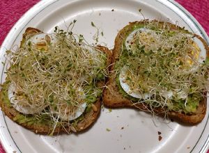 Una foto de Avocado toast con huevo duro