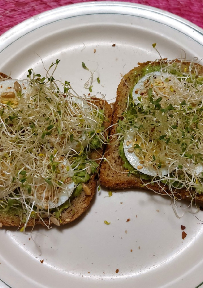 Una foto de Avocado toast con huevo duro