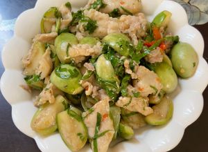 Hình của món Cà pháo xào thịt lợn lá lốt.