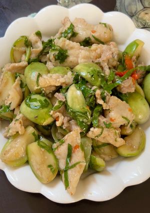 Hình của món Cà pháo xào thịt lợn lá lốt.