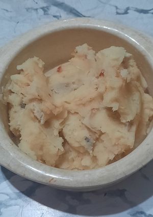 Una foto de Puré de papas con pollo picado y morrón asado
