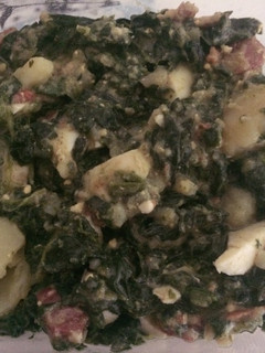 Una foto de Espinacas salteadas con huevo duro y jamón