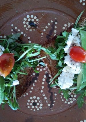 Una foto de Tostadas de arúgula 🌱🍞