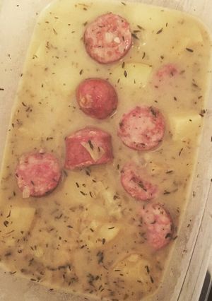 Une photo de Pommes de terres, saucisses fumées & vin blanc