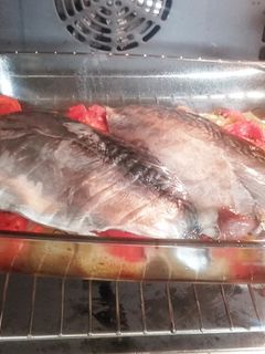 Una foto de Bonito al horno con guarnición
