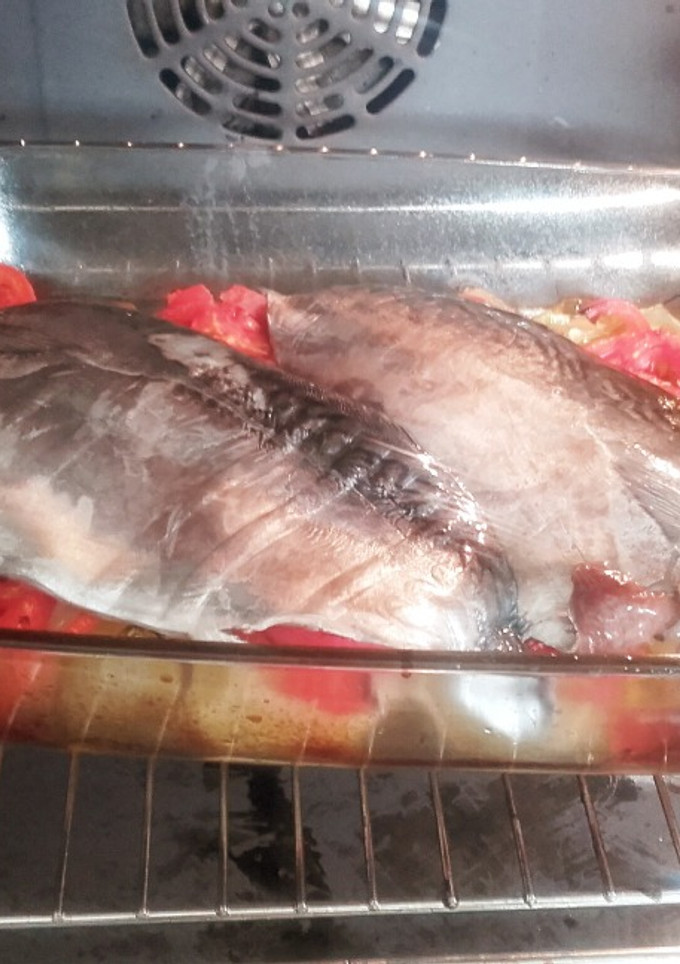Una foto de Bonito al horno con guarnición