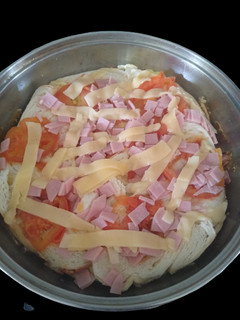 Una foto de Deliciosa pizza con base de huevos y pan