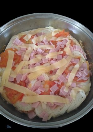 Una foto de Deliciosa pizza con base de huevos y pan