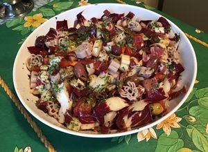 Une photo de Salade de pâtes halloweenesque aux tomates, coppa, trevisana et olives
