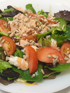 Una foto de Ensalada de langostinos