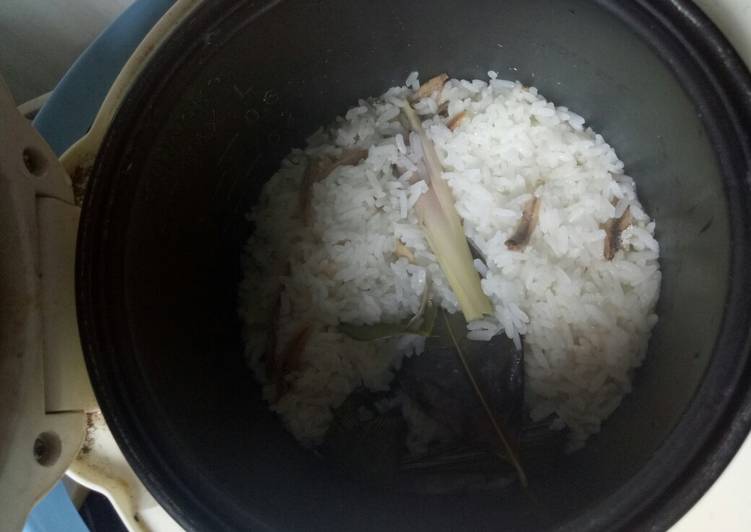 Langkah Mudah untuk Menyiapkan Nasi liwet ikan teri Rice cooker enak dan mudah, Enak