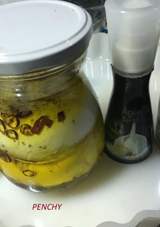 Una foto de Mozzarella marinada con Aove y Aove de trufa blanca