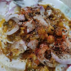 A picture of Aloo tikki chole.