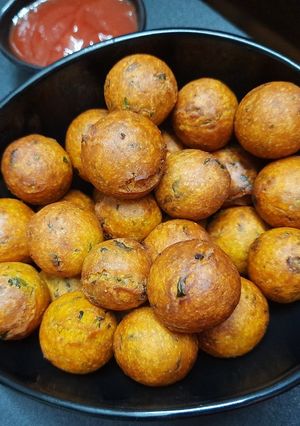 મેથી મુઠીયા (Methi Muthiya Recipe In Gujarati) રેસીપી મુખ્ય ફોટો