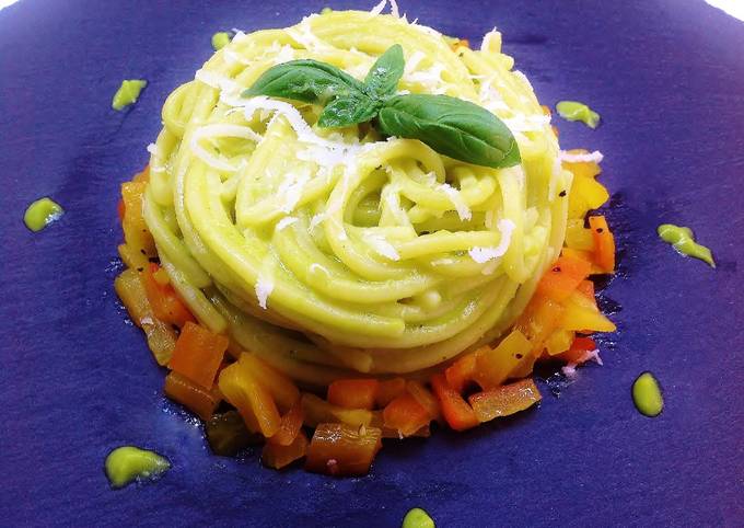 Ricetta Spaghetto quadro con crema di zucchine e scalogno, e peperone  croccante di Tony Mazzanobile - Cookpad