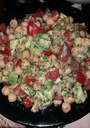 O poză a rețetei Salată de năut cu avocado.
