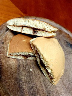 Una foto de Dorayaki con chocolate