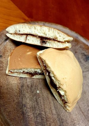 Una foto de Dorayaki con chocolate