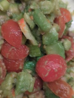 Una foto de Ensalada de palta, surimi y tomato
