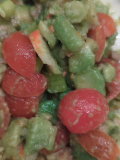 Una foto de Ensalada de palta, surimi y tomato