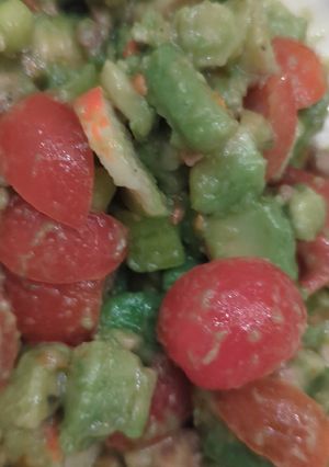 Una foto de Ensalada de palta, surimi y tomato