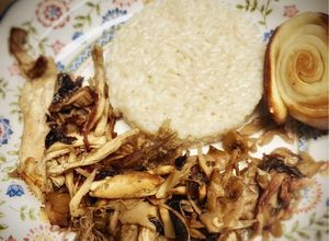 Una foto de Pollo con setas y bambú con pan chino y arroz carnaroli