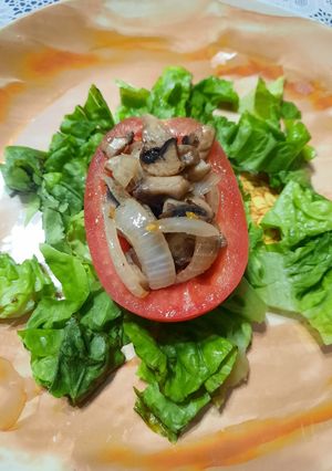 Una foto de Tomates rellenos de pollo, hongos y cebolla