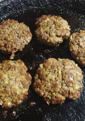 Una foto de Hamburguesas de carne jugosas