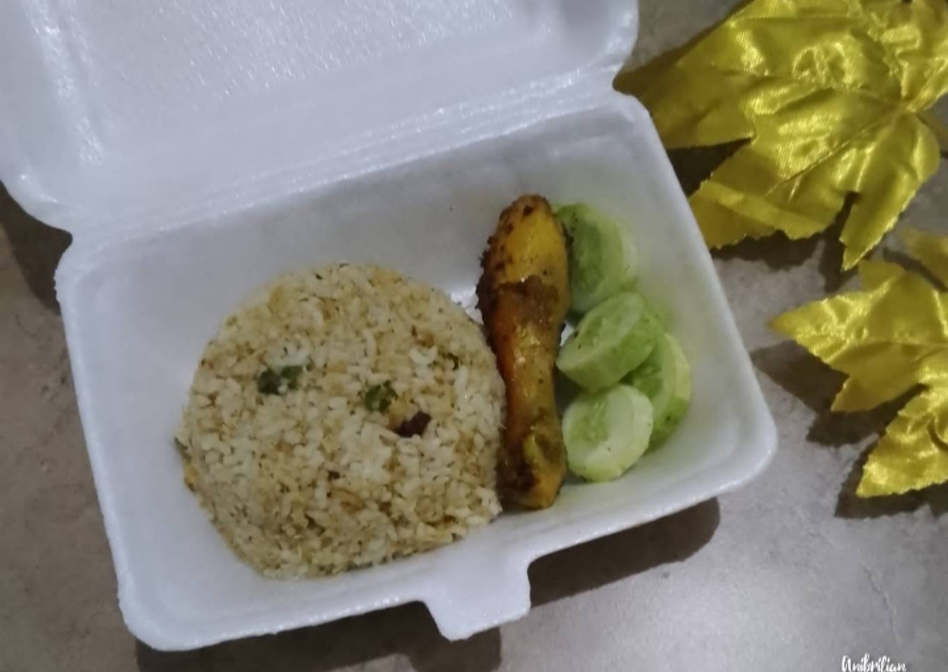 Nasi goreng serundreng kelapa+ayam goreng