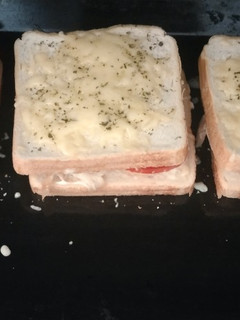 Una foto de Sándwich de pollo asado gratinado