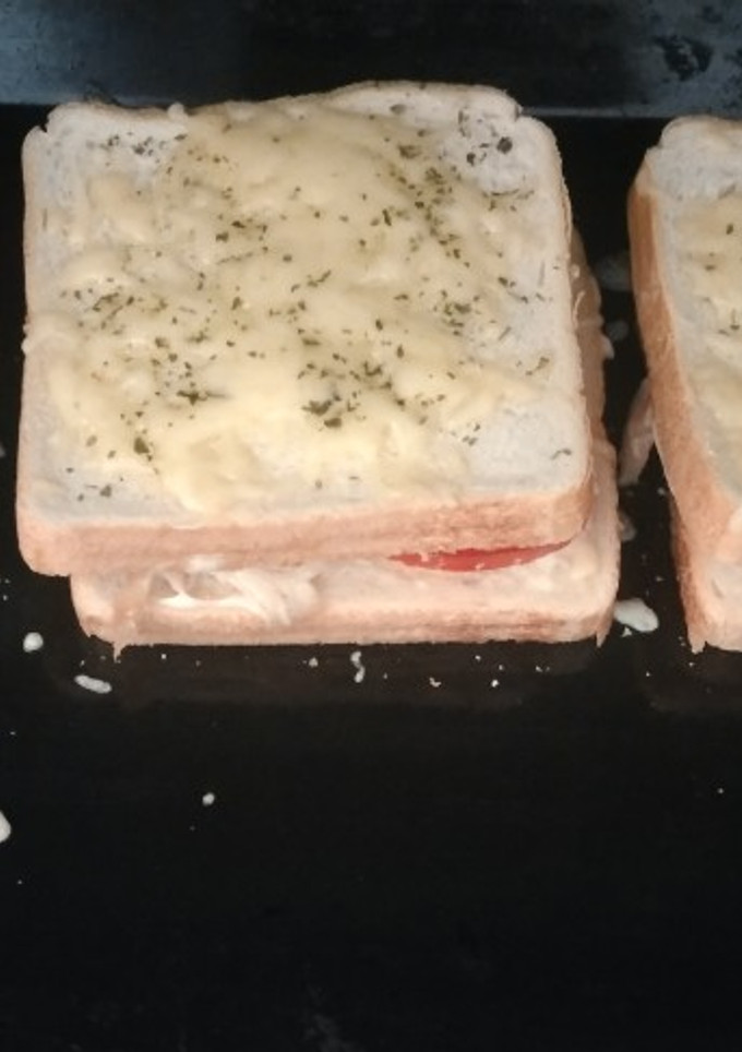 Una foto de Sándwich de pollo asado gratinado