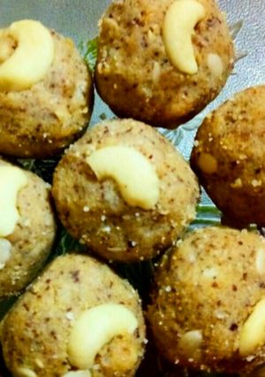 A picture of Poste(Poppy seeds) ke laddoo.