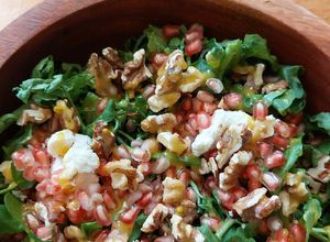 Una foto de Ensalada de berros con granada y nuez