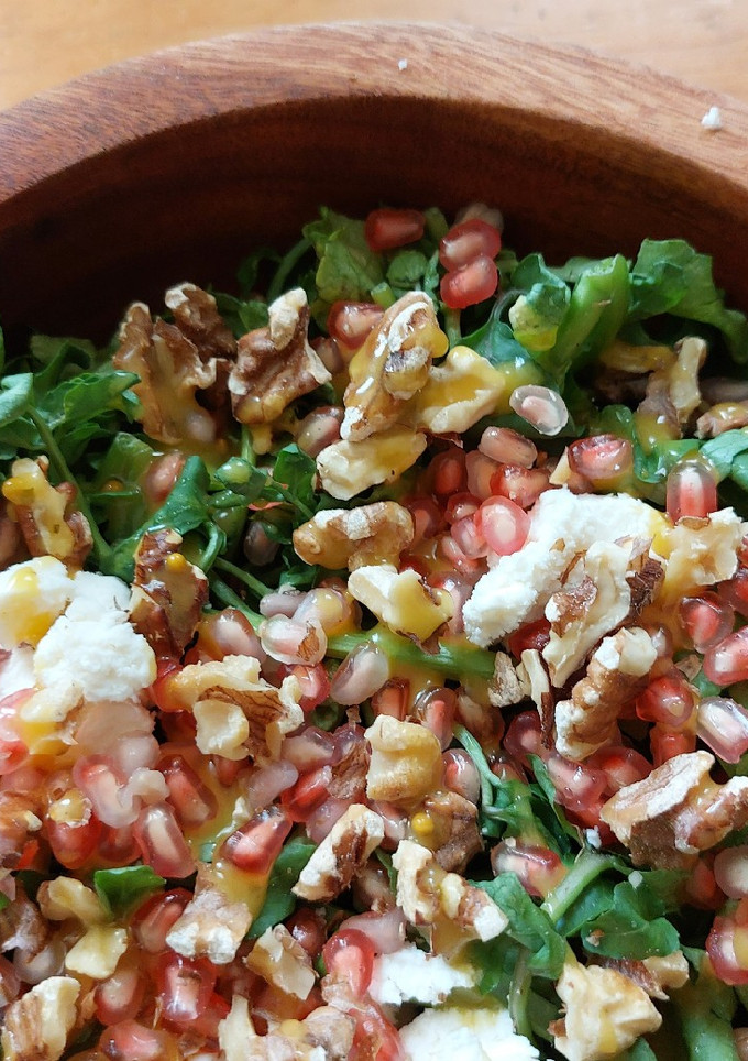 Una foto de Ensalada de berros con granada y nuez