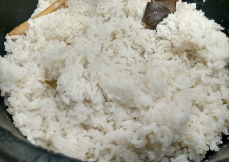 Bagaimana Menyiapkan Nasi uduk magic com yang Lezat