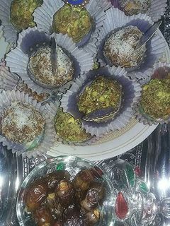 صورة لوصفة كرات التمر بالبسكويت وماء الزهر