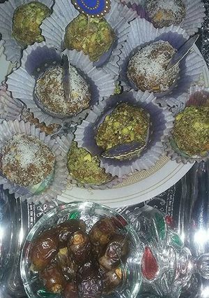صورة لوصفة كرات التمر بالبسكويت وماء الزهر