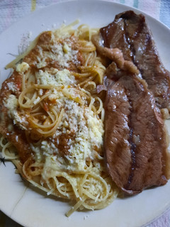 Una foto de Comida que rinde, fideos, carne y salsa de chorizo