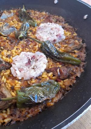 Foto principal de Arroz seco de pies de cerdo, alcachofas y pimientos del padrón