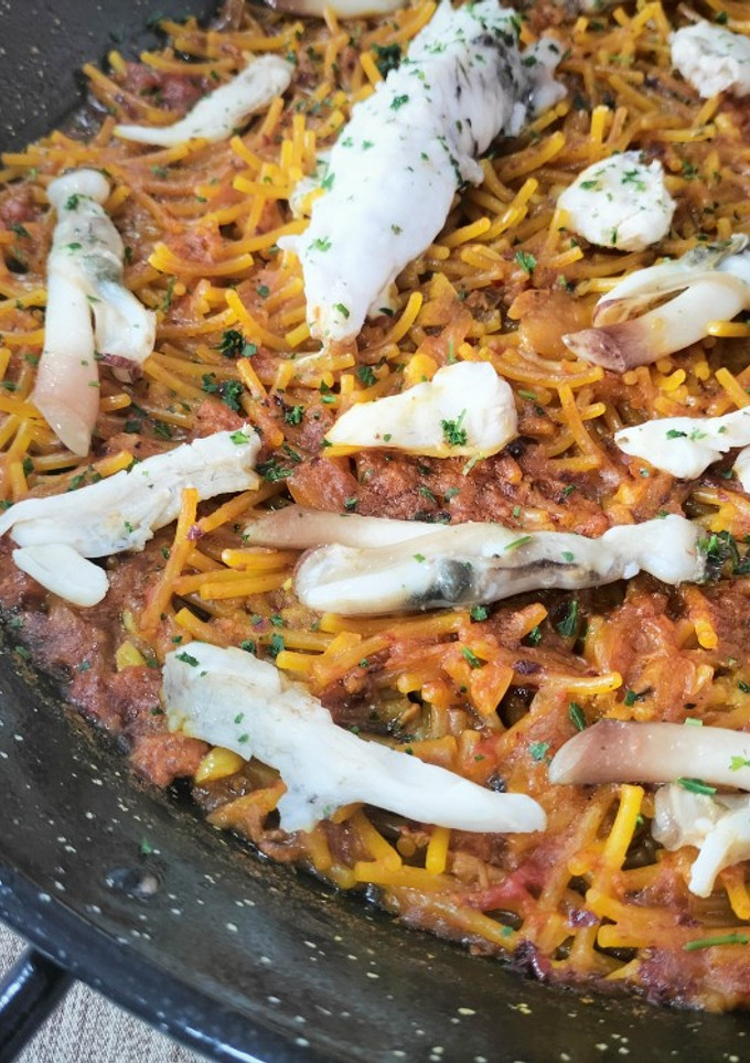 Una foto de Fideuà de rape y navajas con fumet de rape y alga fucus