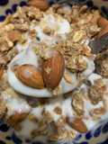 Yogur con granola y almendras