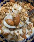 Yogur con granola y almendras