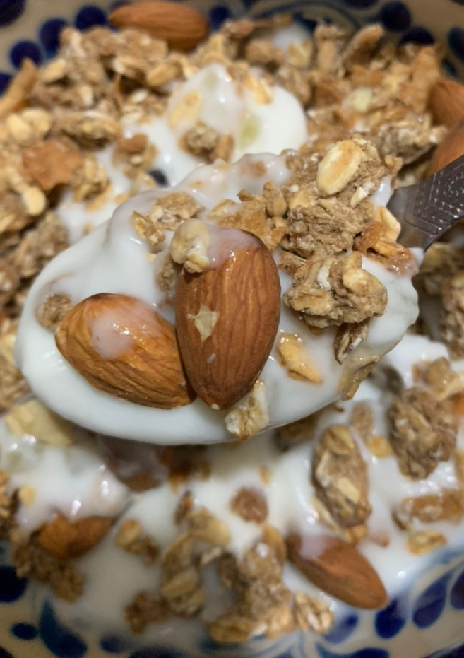 Una foto de Yogur con granola y almendras