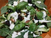 Una foto de ensalada de pepino y nueces